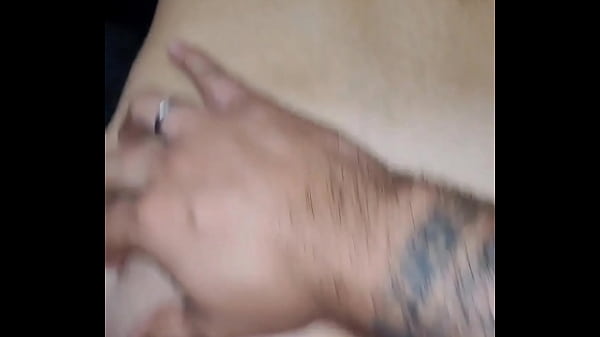 Cô gái tuổi teen dễ thương có niềm vui trong hậu môn