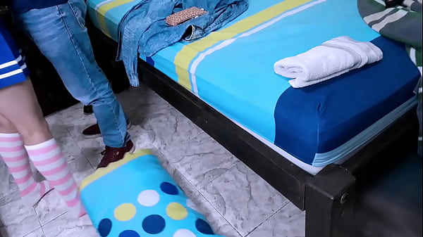 Dieses heiße Schulmädchen weiß wirklich, wie man einen Schwanz lutscht, bis es ihm nach dem Schulunterricht in den Mund spritzt