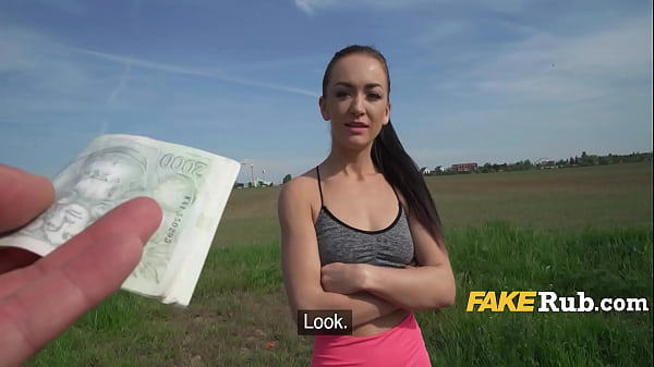 Piccola corridore russa ripresa durante il suo percorso per un casting e una scopata veloce