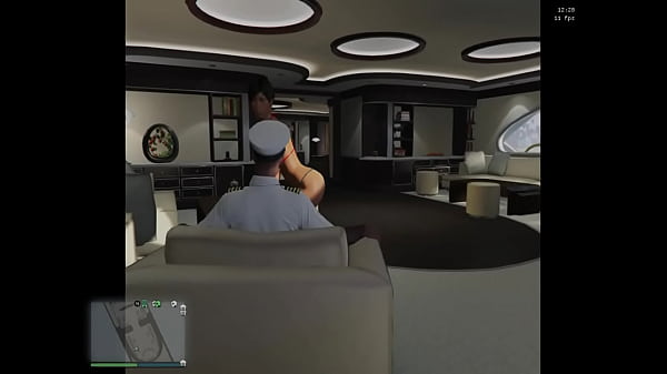 capitano che si gode la giornata sullo yacht