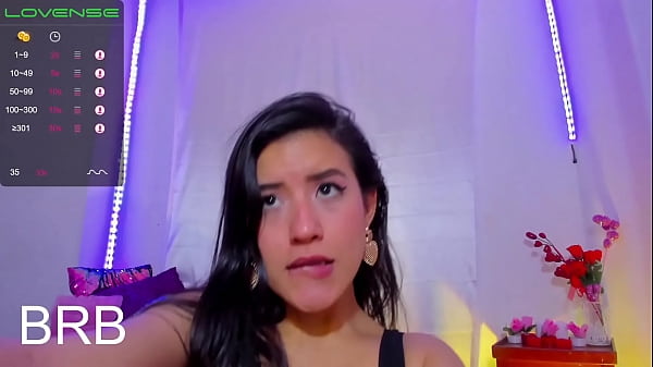 Hey, stell dir vor, wie ich in meinem Zimmer tanze, während ich mich für dich ausziehe