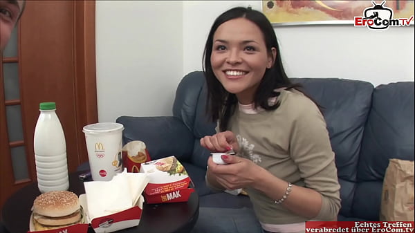 Analporno mit einer vollbusigen brünetten Schlampe und mit Milch und Essen