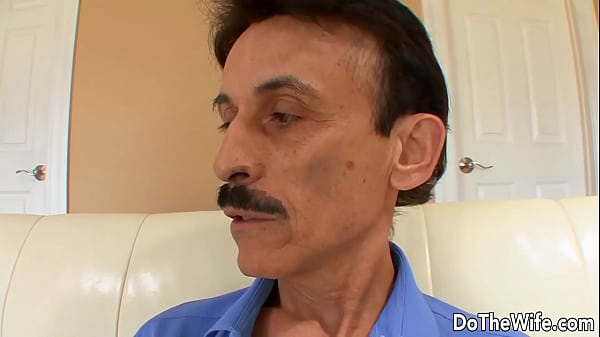 Un cocu plus âgé ne peut pas satisfaire sa femme Jamie Applegate, alors il regarde à la place