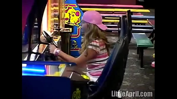 Der öffentliche Teenager Little April masturbiert in Arcade-Toiletten