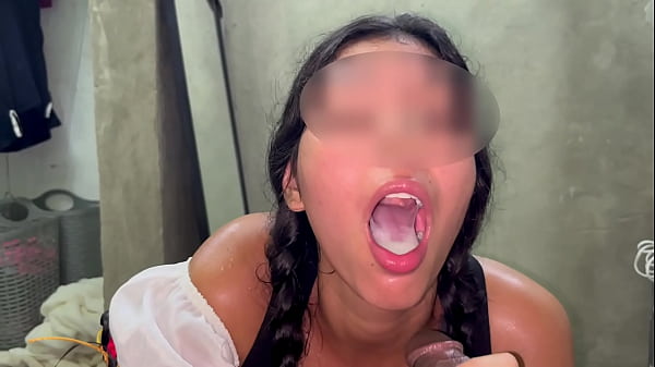 La bella teenager posa sexy