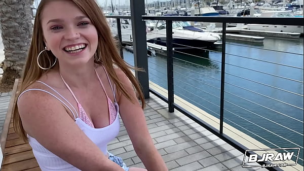 Heißes junges Mädchen tanzt