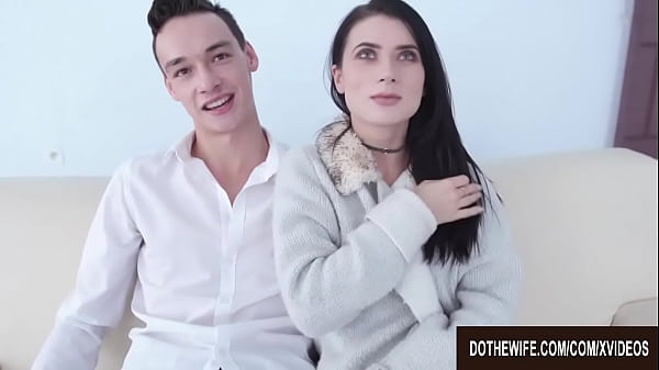 Happy Cuck mira a la esposa Nicole Black conseguir su culo escariado