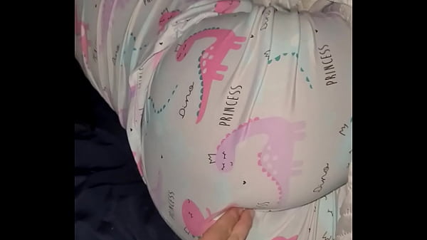 Mi hermanastro pervertido entra a mi habitación durante la noche y me quita la virginidad anal. ¡Oh, no! ¡Mi culo está muy apretado! ¡Saca tu polla por mí, por favor!