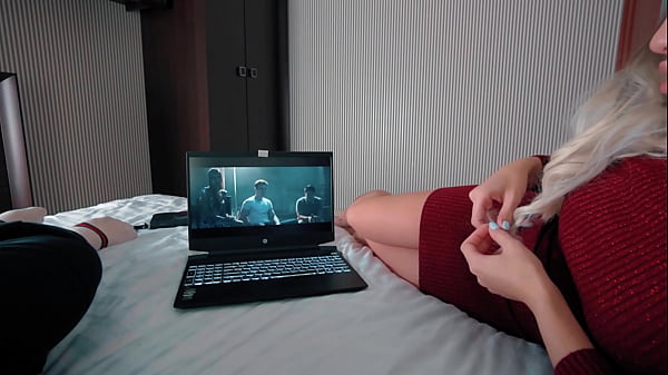 Tradire una ragazza con la sua splendida e giovane matrigna: fa caldo strappare una cagna