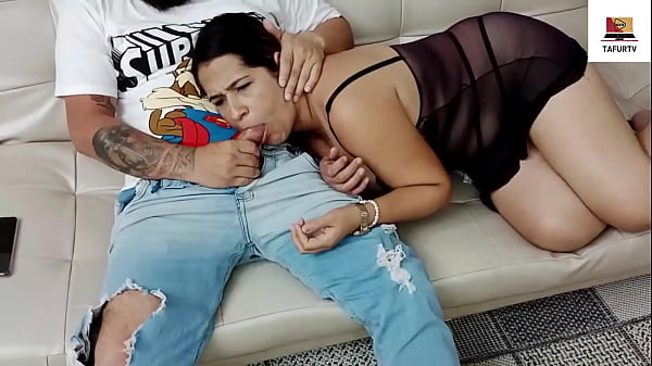 NHỮNG KHOẢNH KHẮC TUYỆT VỜI NHẤT CỦA BLOWJOB Chị kế của tôi đã đưa tôi lên ghế sofa ở nhà trong khi chúng tôi ở một mình con điếm sừng đó