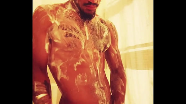 STL ha tatuato un BBC bisessuale con saponi salati e colpi di BBC in una sborrata sotto la doccia