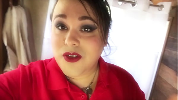 La giocosa ragazza teenager si spoglia in amatoriale