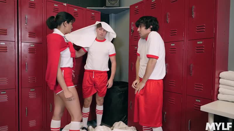 2 ragazzi scopano una donna nello spogliatoio mzhm sesso ragazza donna sport ragazzo in forma giocattolo gruppo orgu porno scopa vergine culo tit (caldo e arrapato)