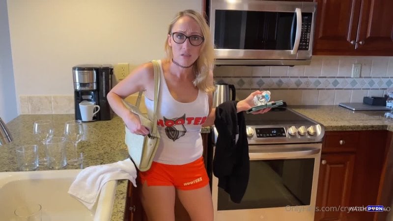 Crystal clark bí mật mới công việc mẹ kế