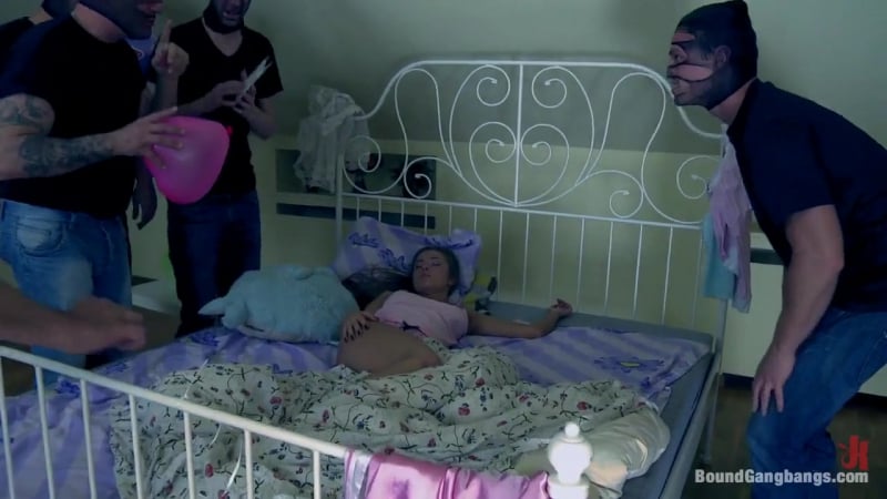 Russe de 18 ans ligotée et baisée en 4 #kingshock47 joyeux 18e anniversaire Roxy Bell