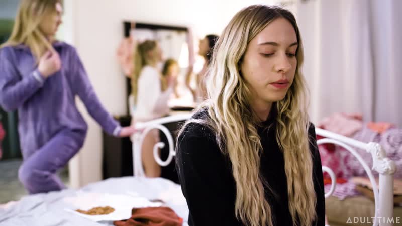 Khloe Kapri, Gia Derza (vraie lesbienne vient de passer la nuit) [2020, gros seins, seins naturels, adolescente, léchage de chatte, lesbienne, 1080p]