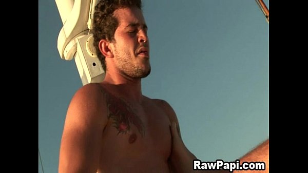 Scopata intensa senza preservativo con latini gay