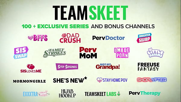 La estudiante de InnocentHigh Sabrina Banks lamida y follada por el culo en el aula