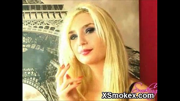Bacio XXX rilassante per una ragazza che fuma