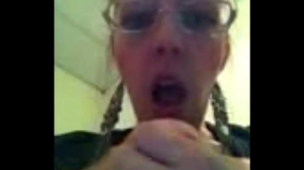 Teenie-Amateurin vergnügt sich im Video