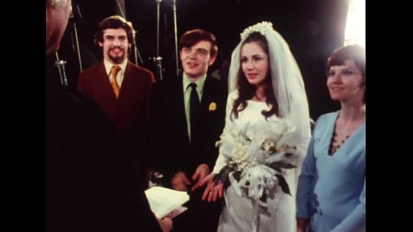 Braut gibt dem Bräutigam bei der Hochzeitszeremonie einen Blowjob